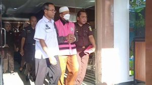 Edi-Santoso-tersangka-korupsi-Dana-Desa-keluar-dari-ruang-penyidik-Kejari-Jember.jpg