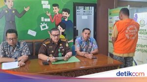 buronan-kasus-korupsi-kejati-kalbar-saat-dihadirkan-di-jumpa-pers-di-kantor-kejati-jateng-jumat-6122024_169.jpeg