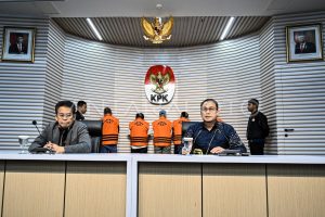 penahanan-tersangka-korupsi-pengadaan-jalan-di-kaltim-1969c-dom.jpg