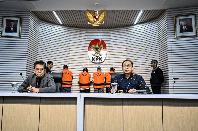 penahanan-tersangka-korupsi-pengadaan-jalan-di-kaltim-1969c-dom.jpg