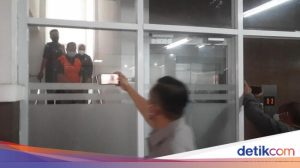 tersangka-kasus-korupsi-bumd-rembang-saat-di-kejati-jateng_169.jpeg