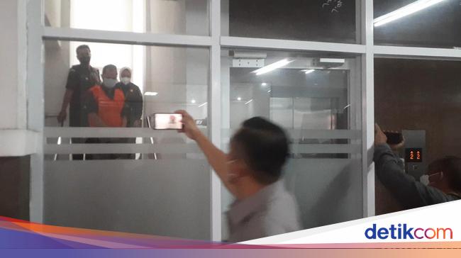 tersangka-kasus-korupsi-bumd-rembang-saat-di-kejati-jateng_169.jpeg