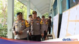 wakapolda-jateng-brigjen-pol-agus-suryo-nugroho-melakukan-pengecekan-keamanan-coblosan-susulan-di-demak-sabtu-2422024-3_169.jpeg